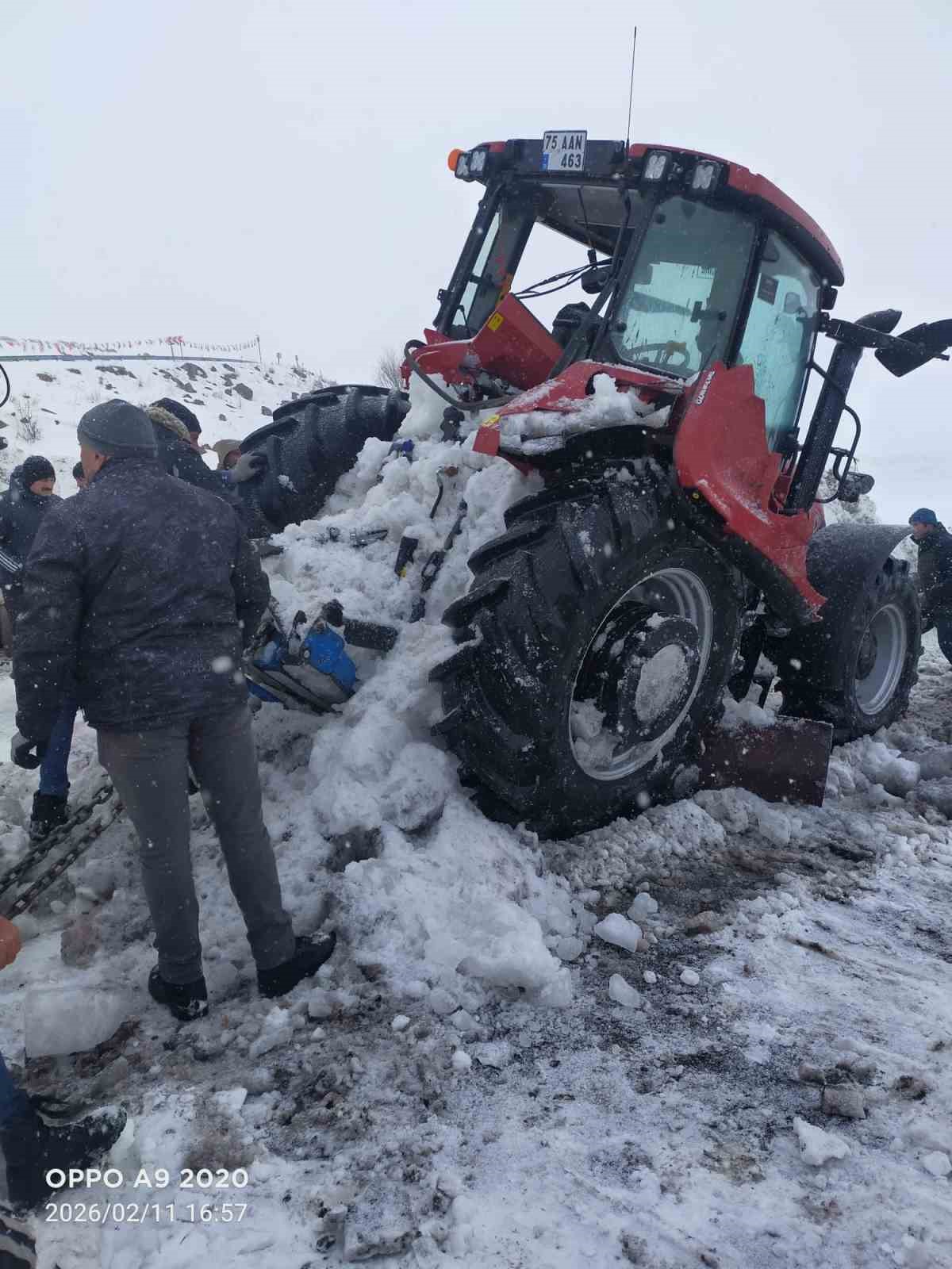 &Ccedil;ıldır G&ouml;l&uuml;&rsquo;ne g&ouml;m&uuml;len iş makinası &ccedil;ıkarıldı
