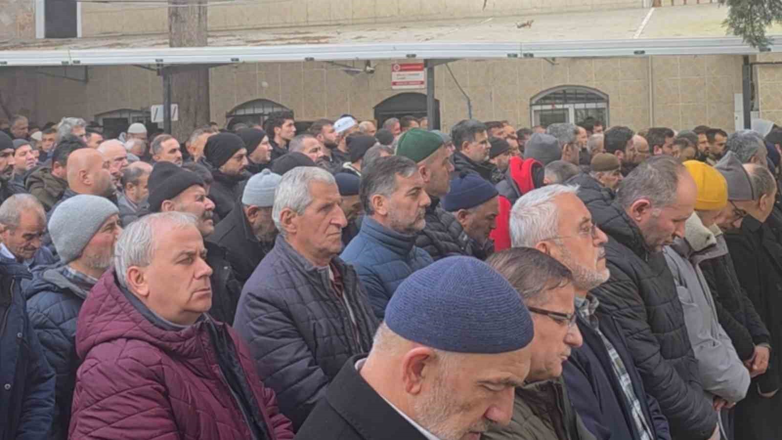 Ankara&rsquo;da aile katliamı yapan ve intihar eden şahıs ile annesi Gebze&rsquo;de defnedildi
