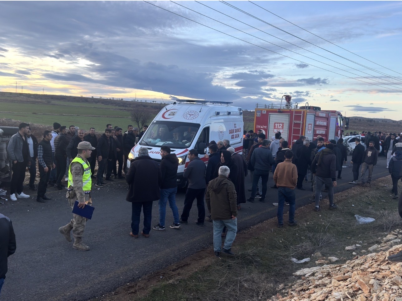 Mardin&rsquo;de iki ara&ccedil; kafa kafaya &ccedil;arpıştı: 4 yaralı
