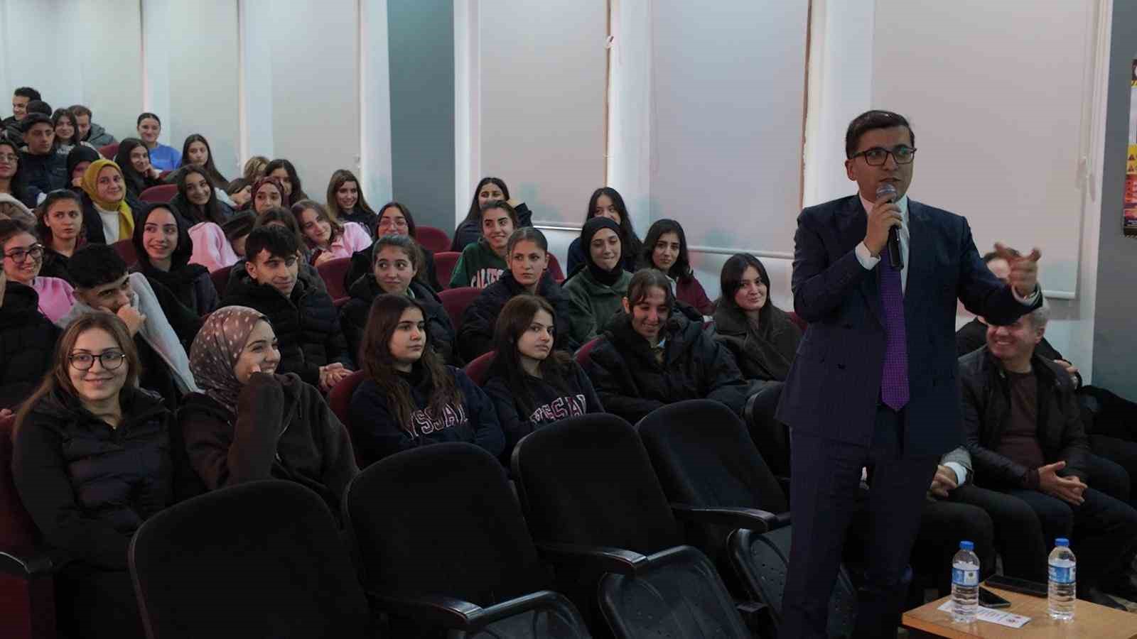 Siirt&rsquo;te cumhuriyet savcıları lise &ouml;ğrencilerini &lsquo;dolandırıcılık&rsquo; konusunda bilgilendirdi
