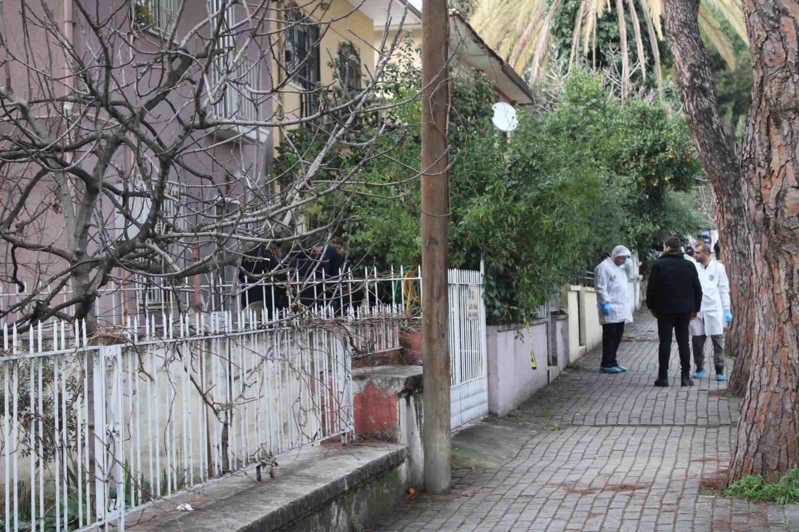Bı&ccedil;aklanarak &ouml;ld&uuml;r&uuml;len yaşlı &ccedil;iftin evinde incelemeler s&uuml;r&uuml;yor
