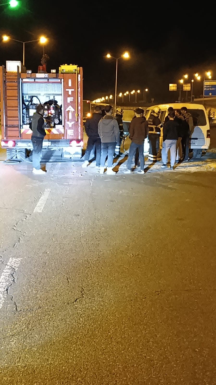 Batman&rsquo;da seyir halindeki hafif ticari ara&ccedil;ta yangın &ccedil;ıktı
