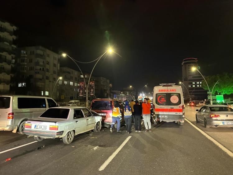 Uşak’ta 4 araçlı zincirleme kazada 6 kişi yaralandı
