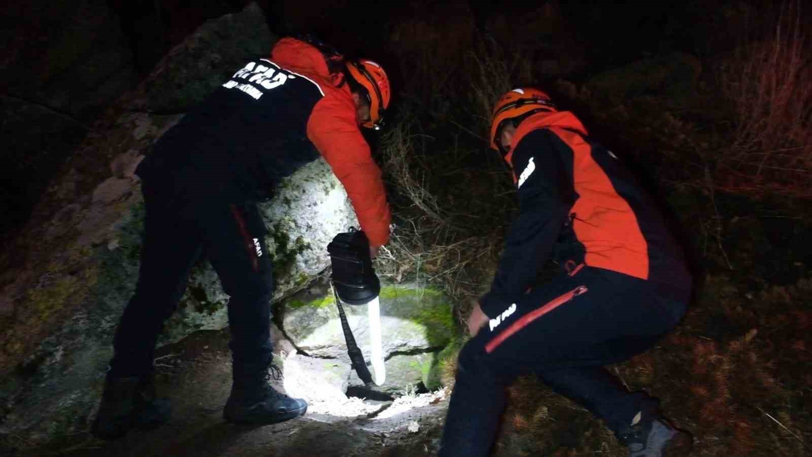 Define bulmak için girdikleri sarnıçta mahsur kalan 3 kişi, 4 saatte kurtarıldı