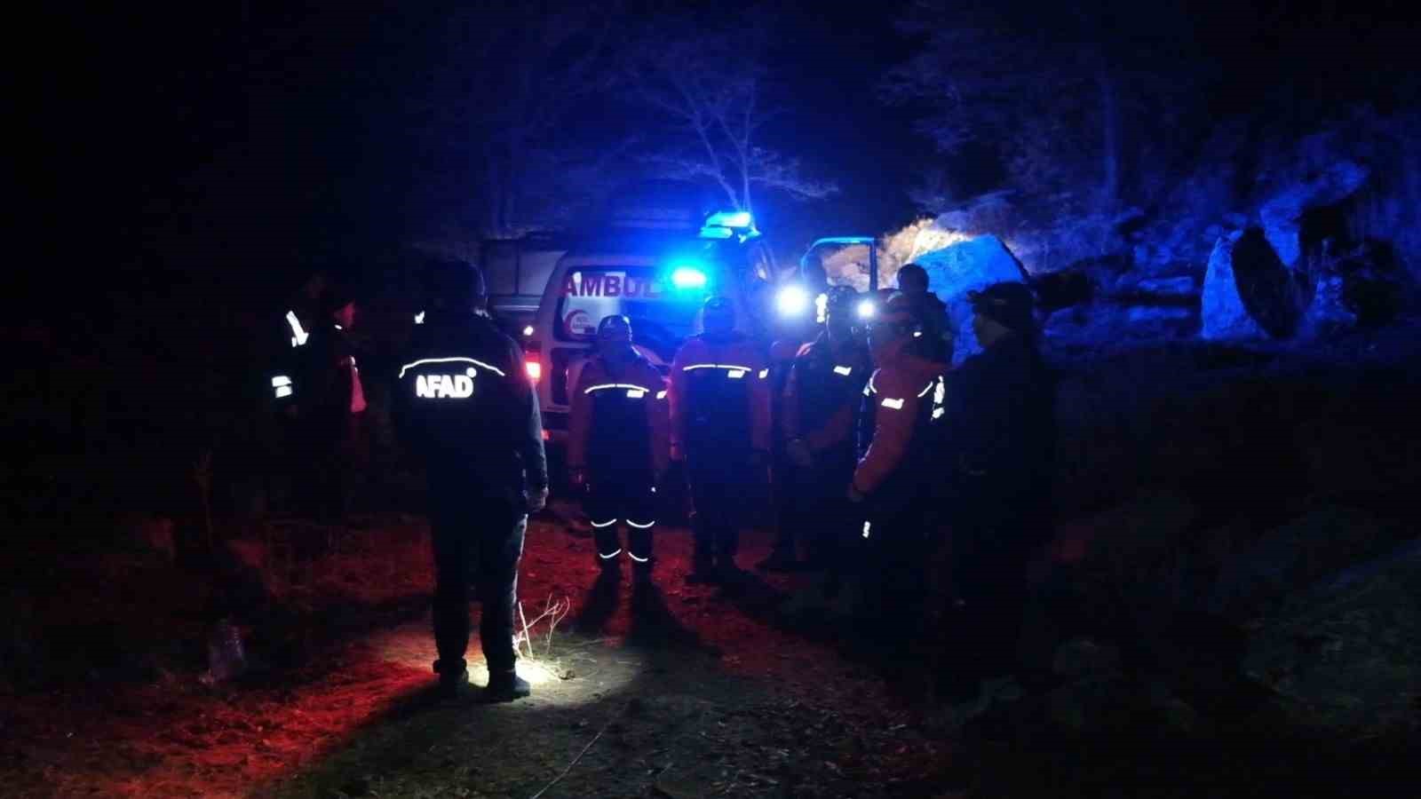 Define bulmak için girdikleri sarnıçta mahsur kalan 3 kişi, 4 saatte kurtarıldı
