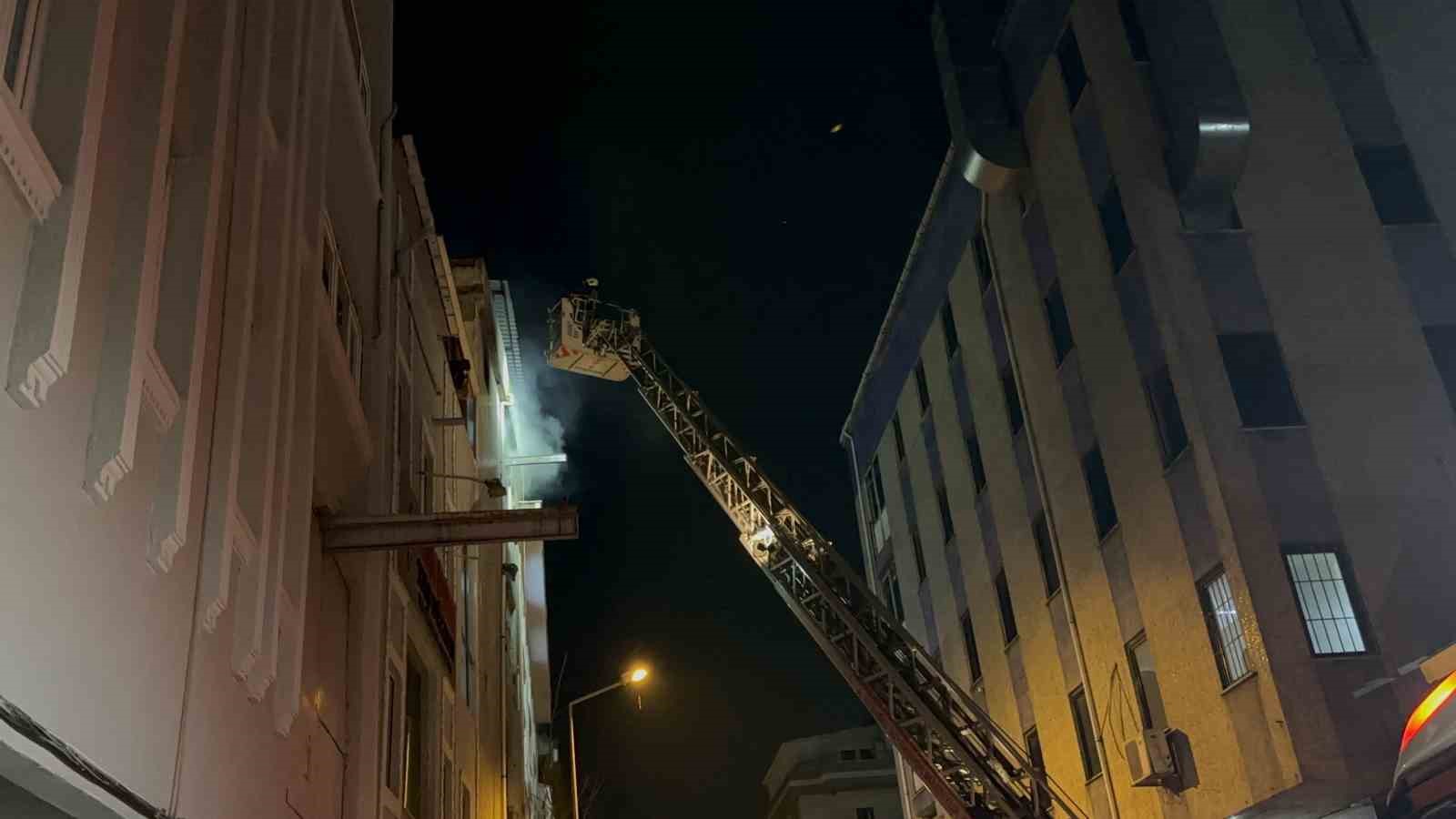 Bağcılar&rsquo;da 4. kattaki iş yerinde yangın &ccedil;ıktı
