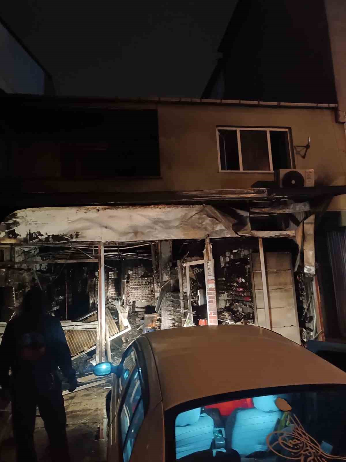 Sabah saatlerinde yangın &ccedil;ıkan d&uuml;kkan kullanılamaz hale geldi
