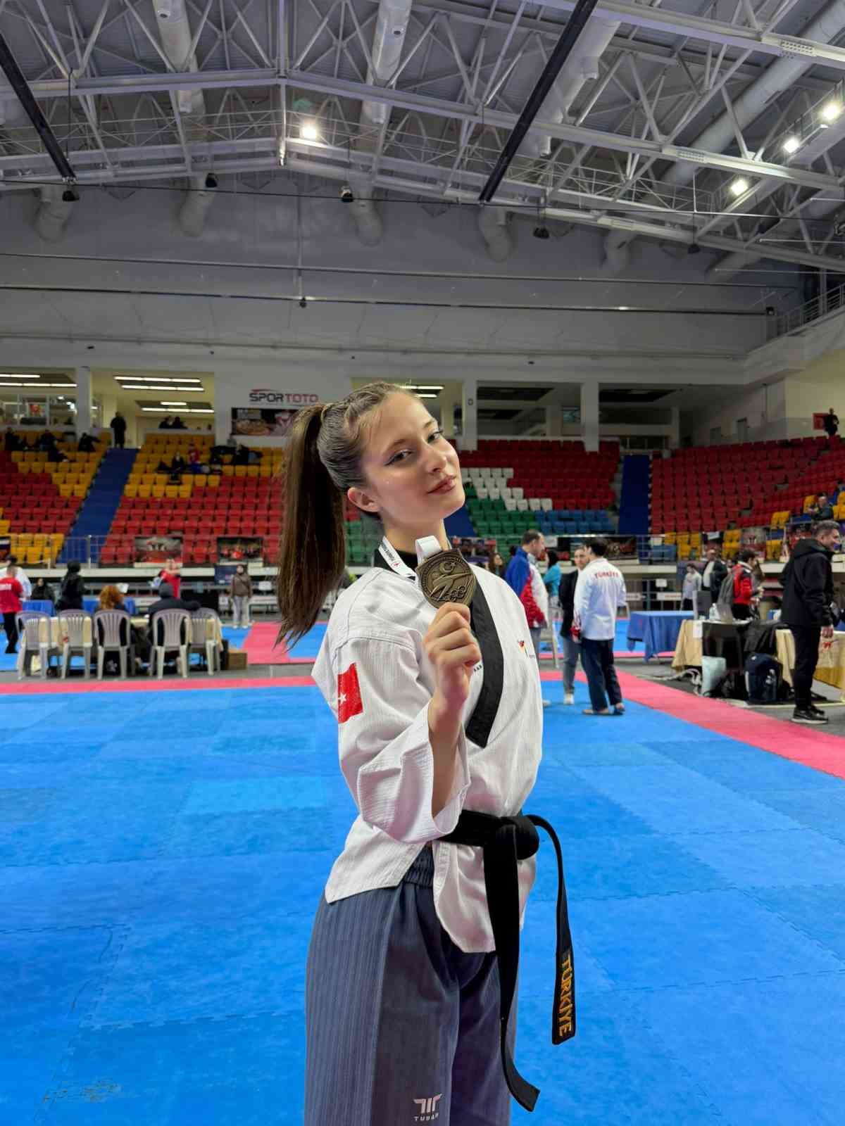 Edremit&rsquo;in gururu Ecrin Yanıt&rsquo;tan bir T&uuml;rkiye Şampiyonluğu daha
