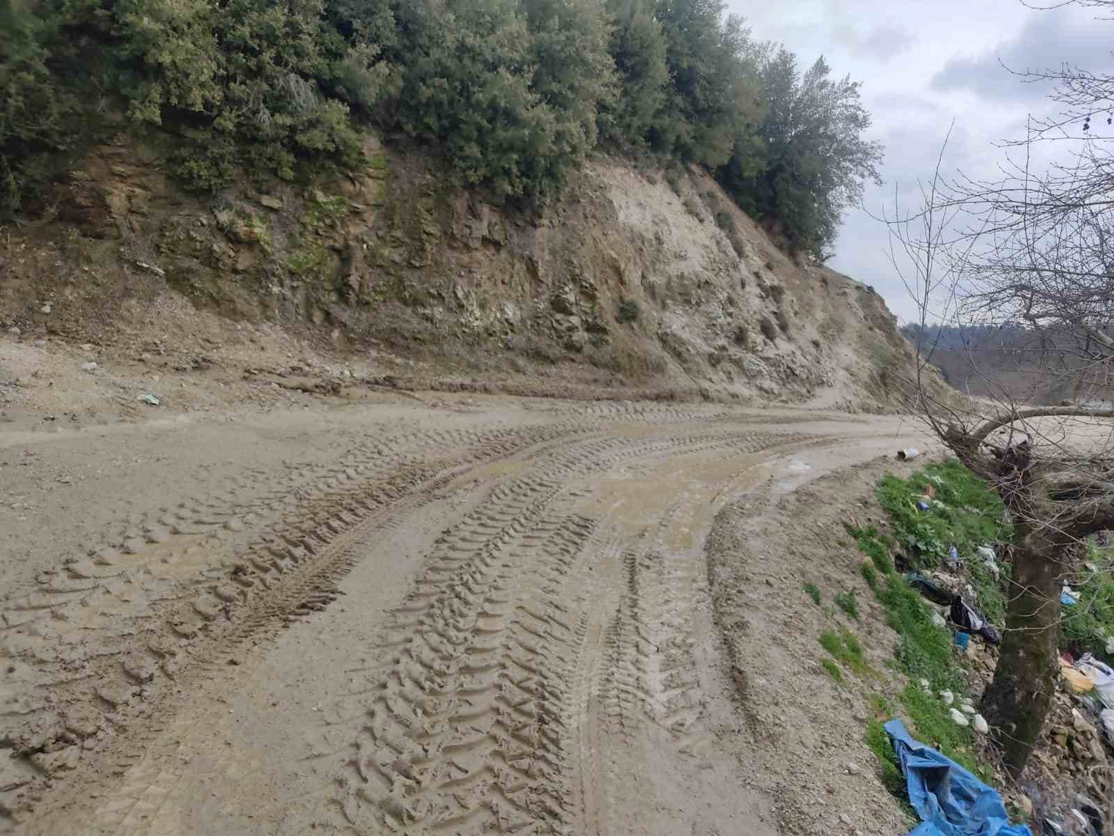 Toprak kayması nedeniyle okula gidemeyen &ouml;ğrencilerin yolu a&ccedil;ıldı
