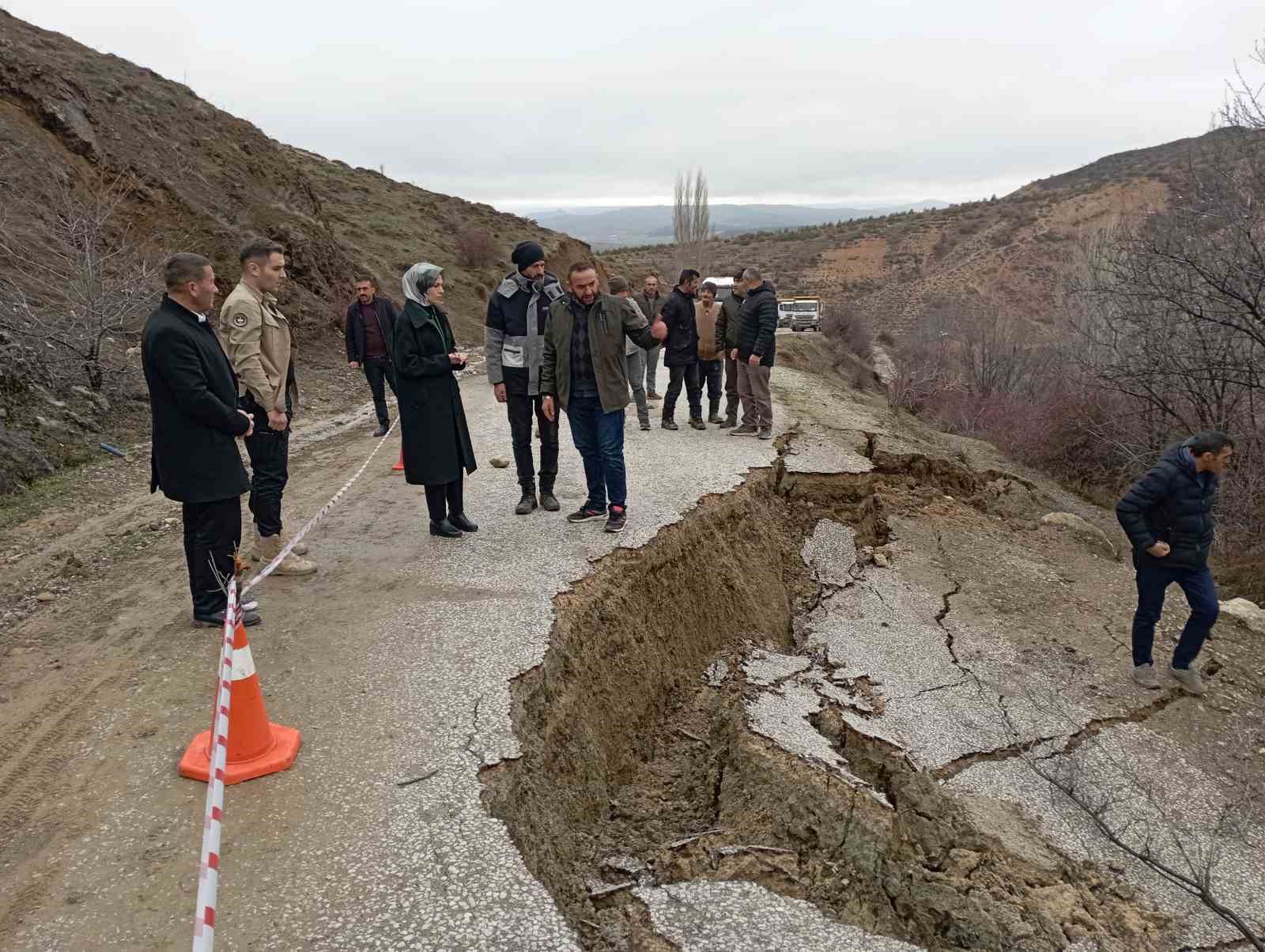 Toprak kaymasının yaşandığı yolda zemin g&uuml;&ccedil;lendirme &ccedil;alışmaları başladı
