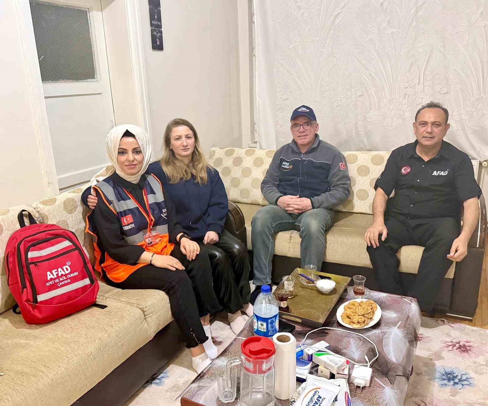 Tavşanlı AFAD gönüllüleri depremzede aileleri yalnız bırakmadı