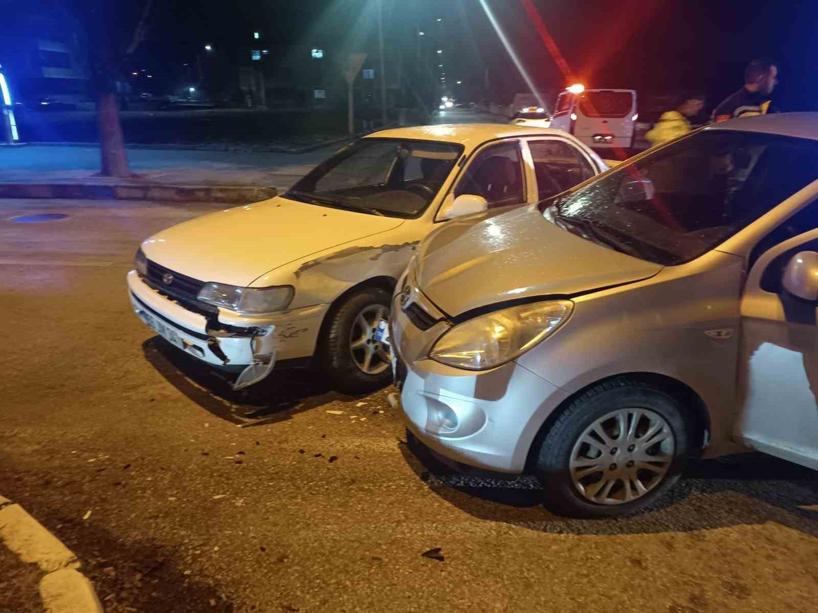 Erzincan&rsquo;da 2 otomobil &ccedil;arpıştı

