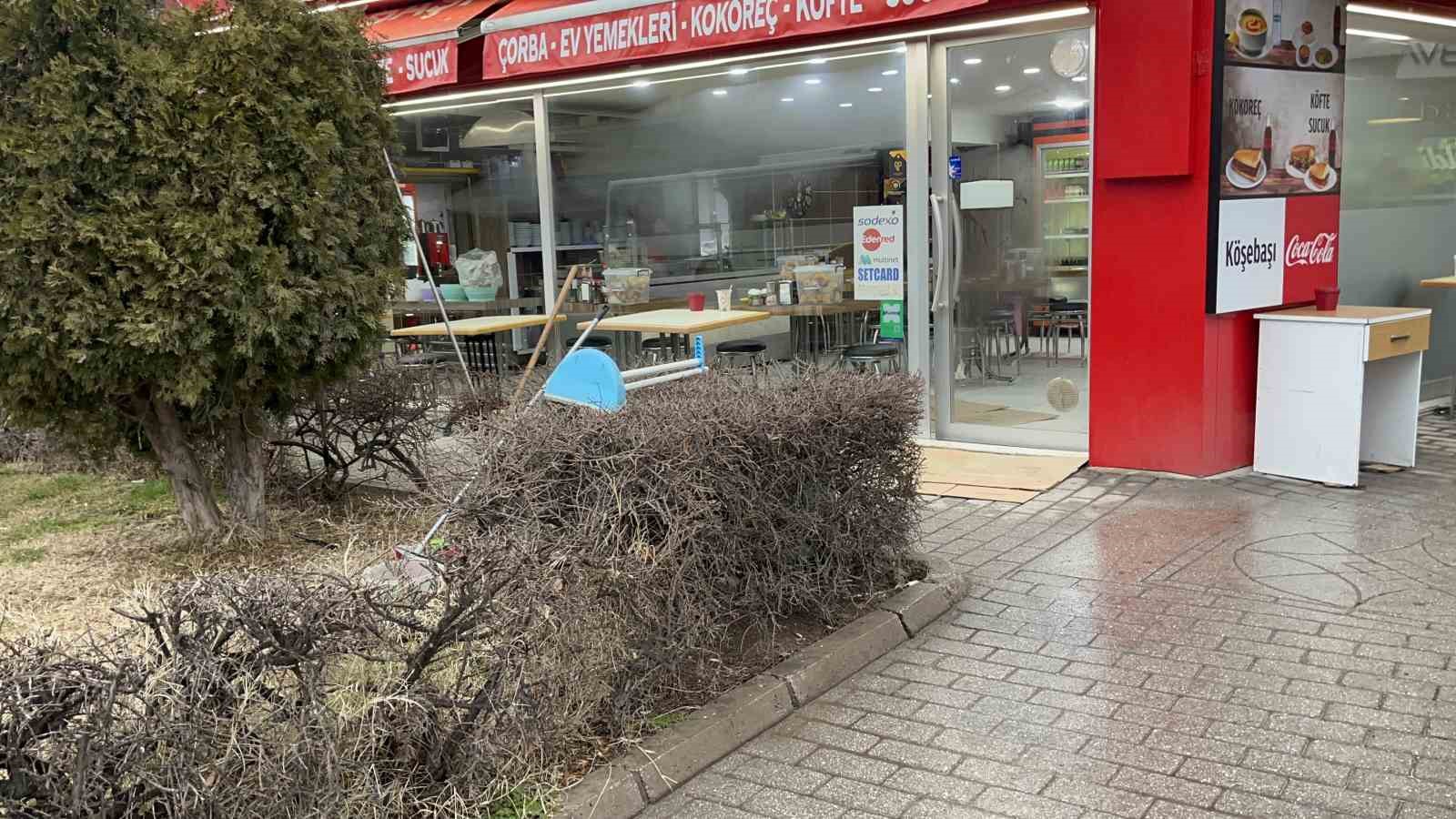 Yan bakma kavgasında biri ağır 2 kişi bıçaklanarak yaralandı
