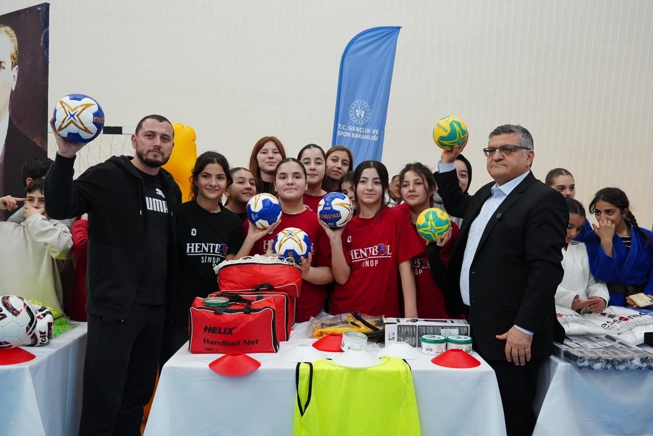 Sinop’ta genç sporculara 10 milyonluk malzeme desteği