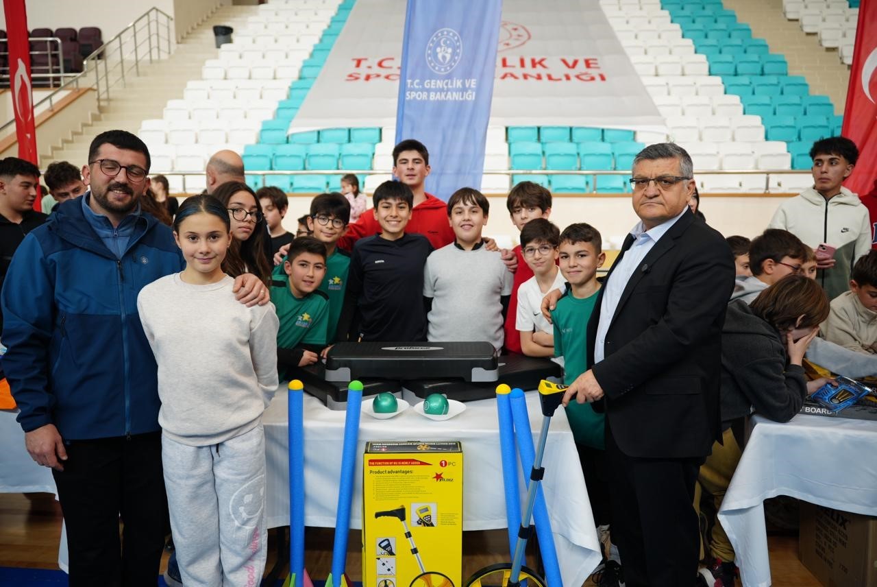 Sinop&rsquo;ta gen&ccedil; sporculara 10 milyonluk malzeme desteği
