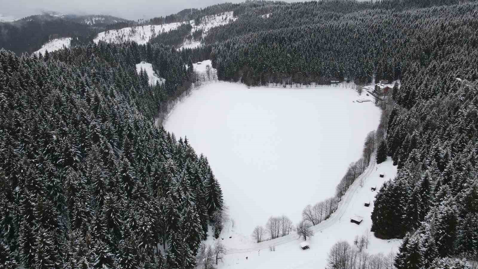 Karagöl buz tuttu, beyaz örtü altındaki manzara hayran bıraktı