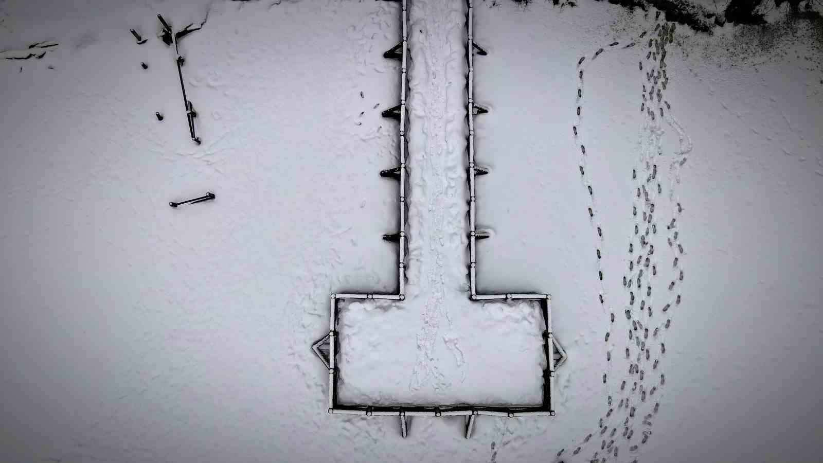 Karagöl buz tuttu, beyaz örtü altındaki manzara hayran bıraktı