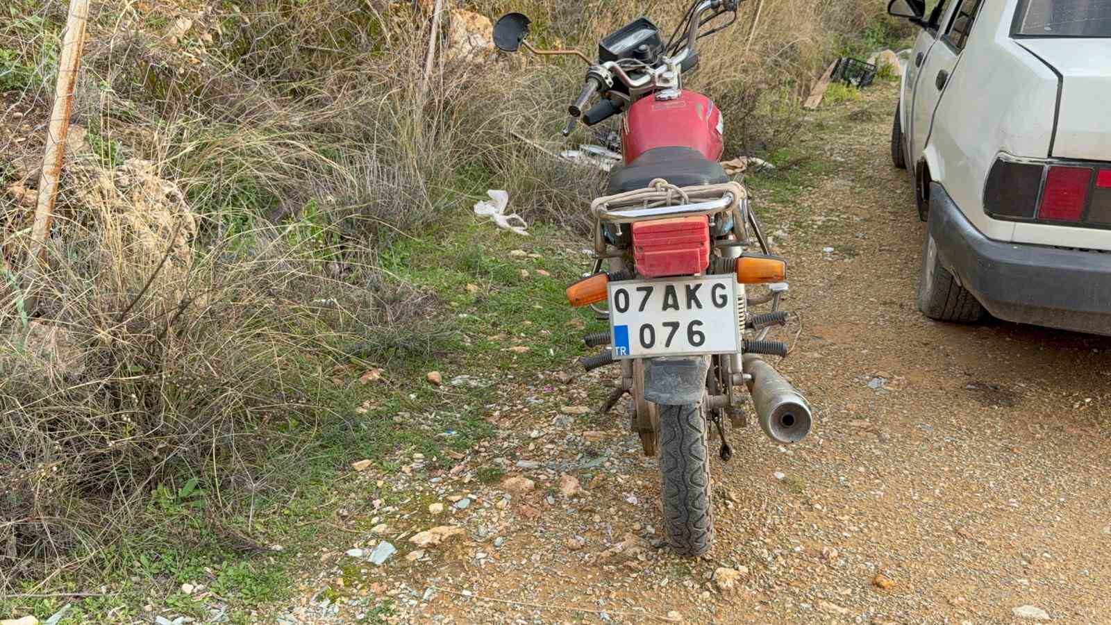Antalya’da motosiklet uçuruma yuvarlandı: 2 yaralı
