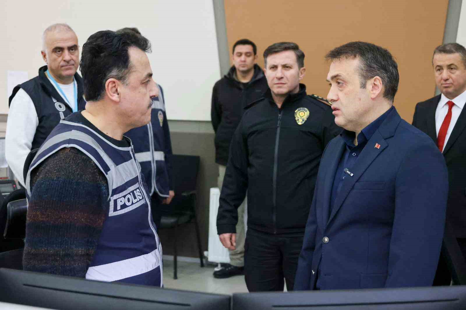 Vali S&ouml;zer 112 Acil &Ccedil;ağrı Merkezi&rsquo;nde incelemelerde bulundu
