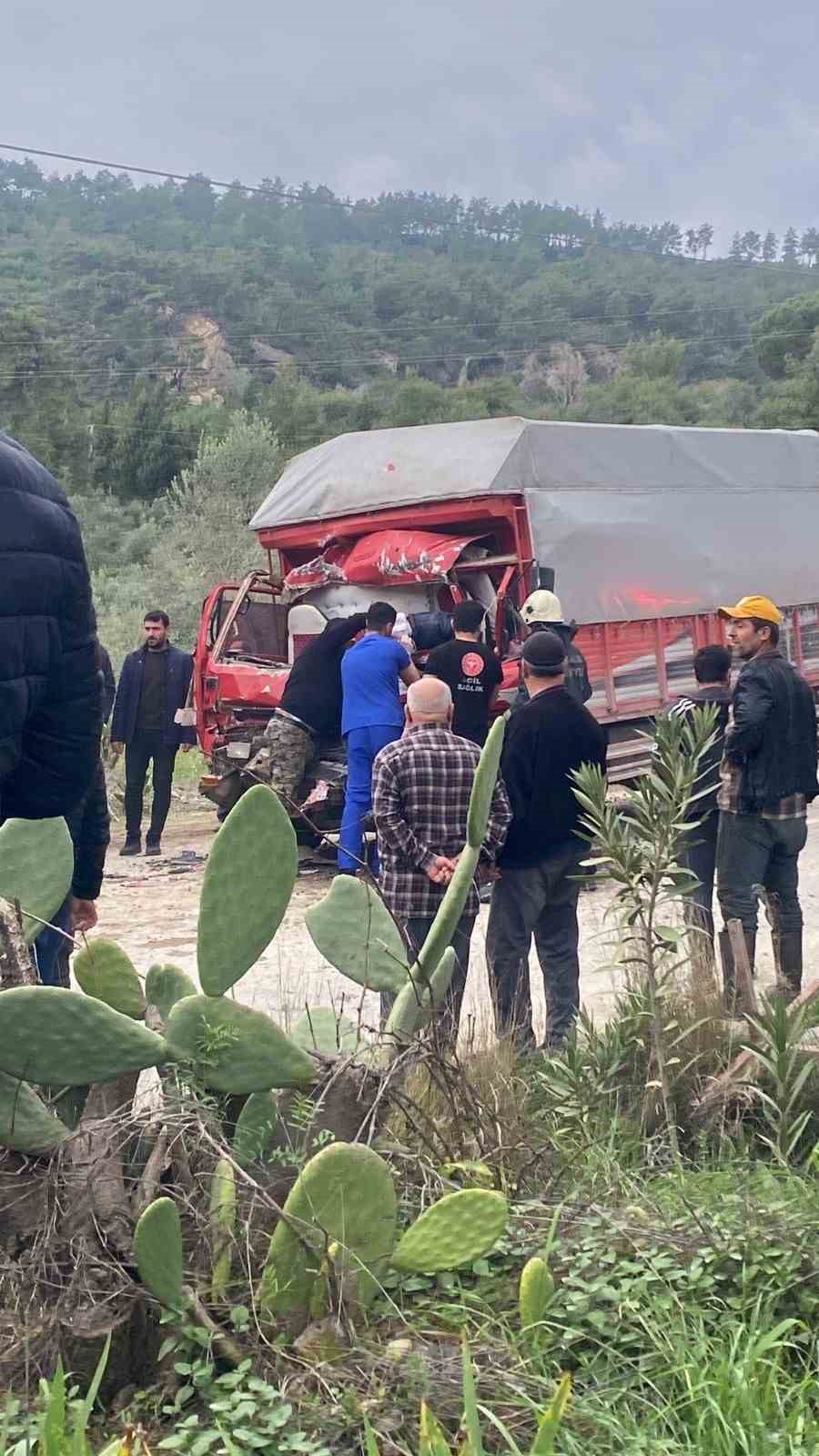 Antalya&rsquo;da iki kamyon &ccedil;arpıştı, sıkışan s&uuml;r&uuml;c&uuml;y&uuml; itfaiye kurtardı
