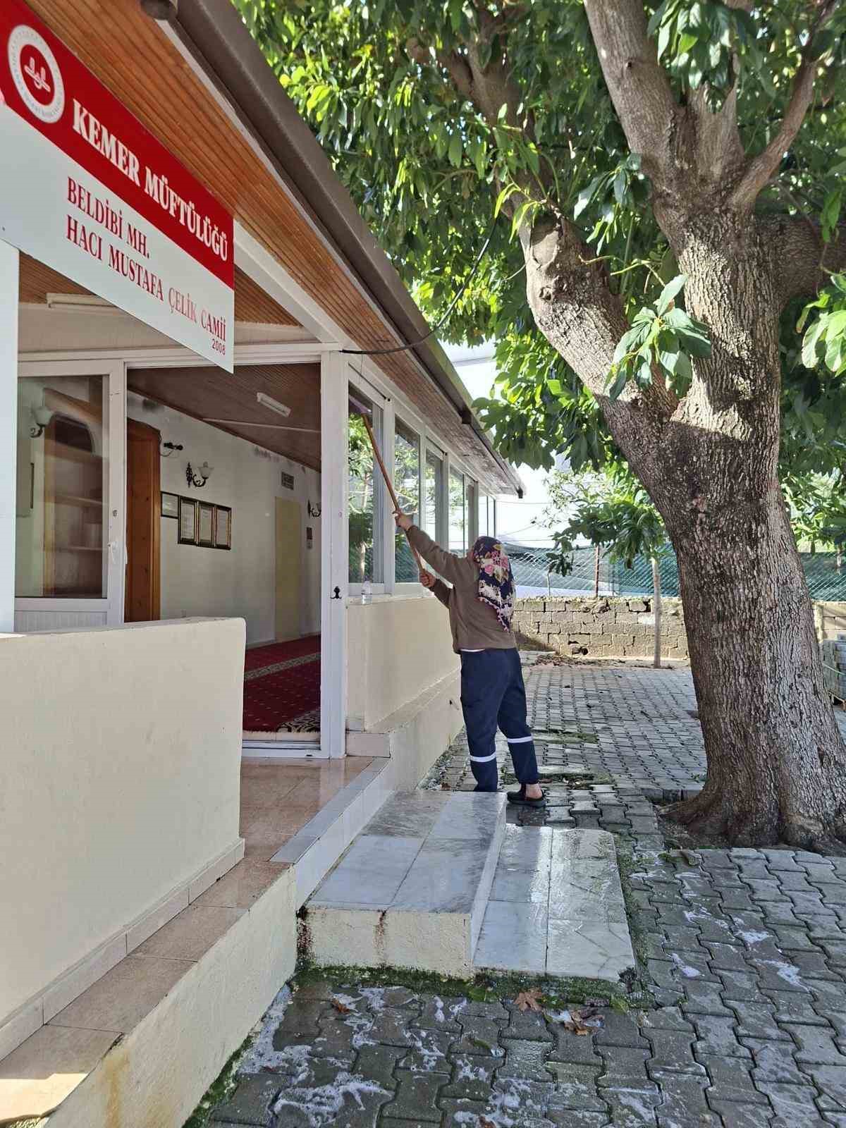 Kemer&rsquo;de Ramazan &ouml;ncesi camilerde temizlik yapıldı
