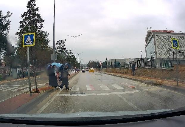 Yayalara yol vermeyen otomobil &ouml;ğrencileri tehlikeye attı
