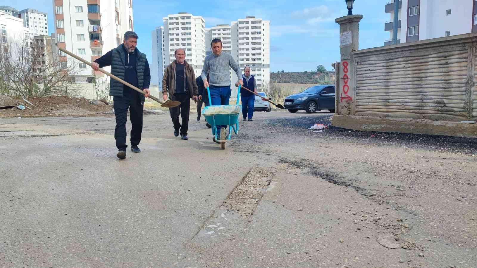Adana&rsquo;da belediyenin kapatmadığı &ccedil;ukurları vatandaş kapattı
