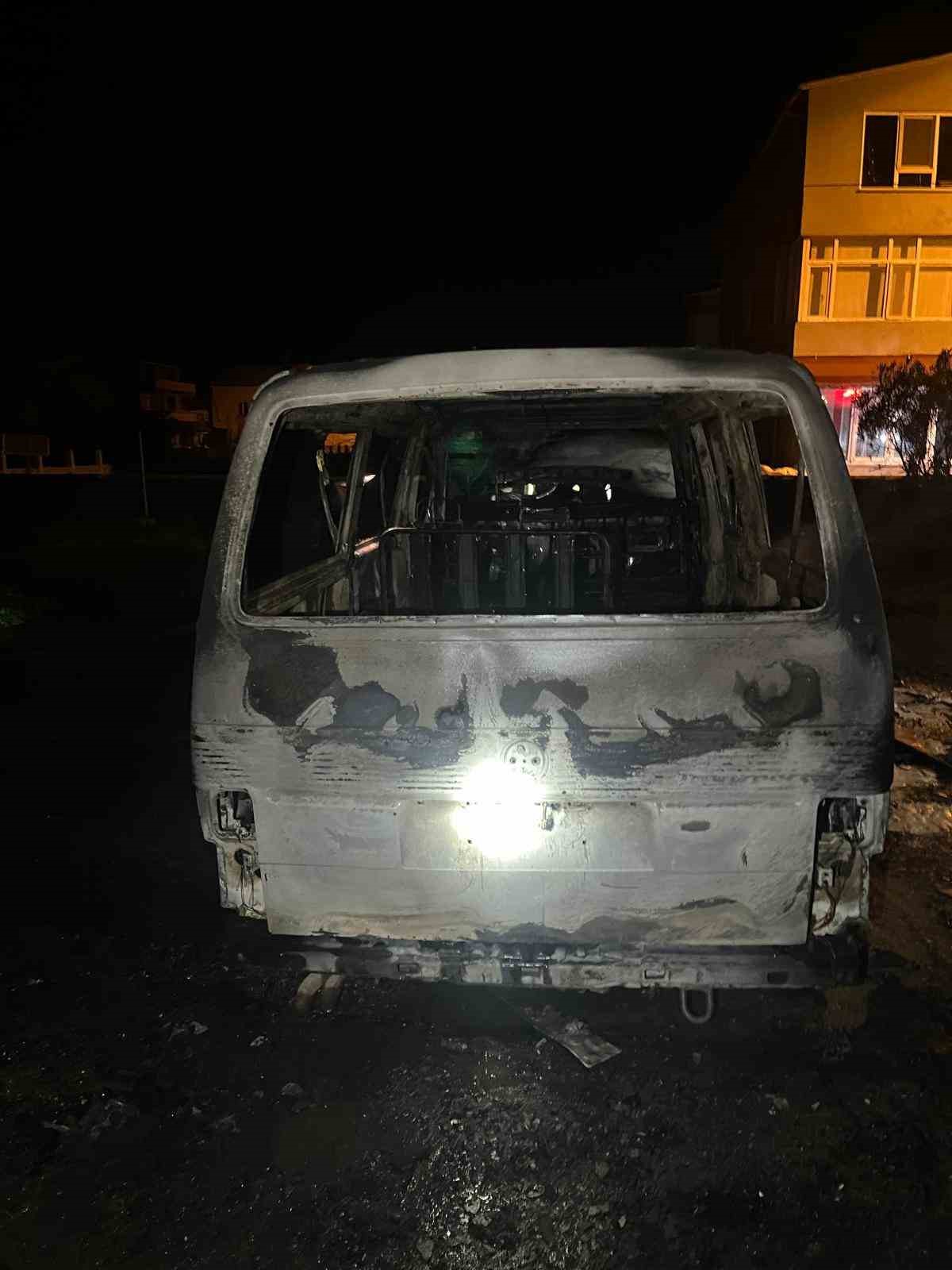 Erdek’te korkutan yangın: 1 minibüs kullanılamaz hale gelirken, 2 araçta ise maddi hasar oluştu
