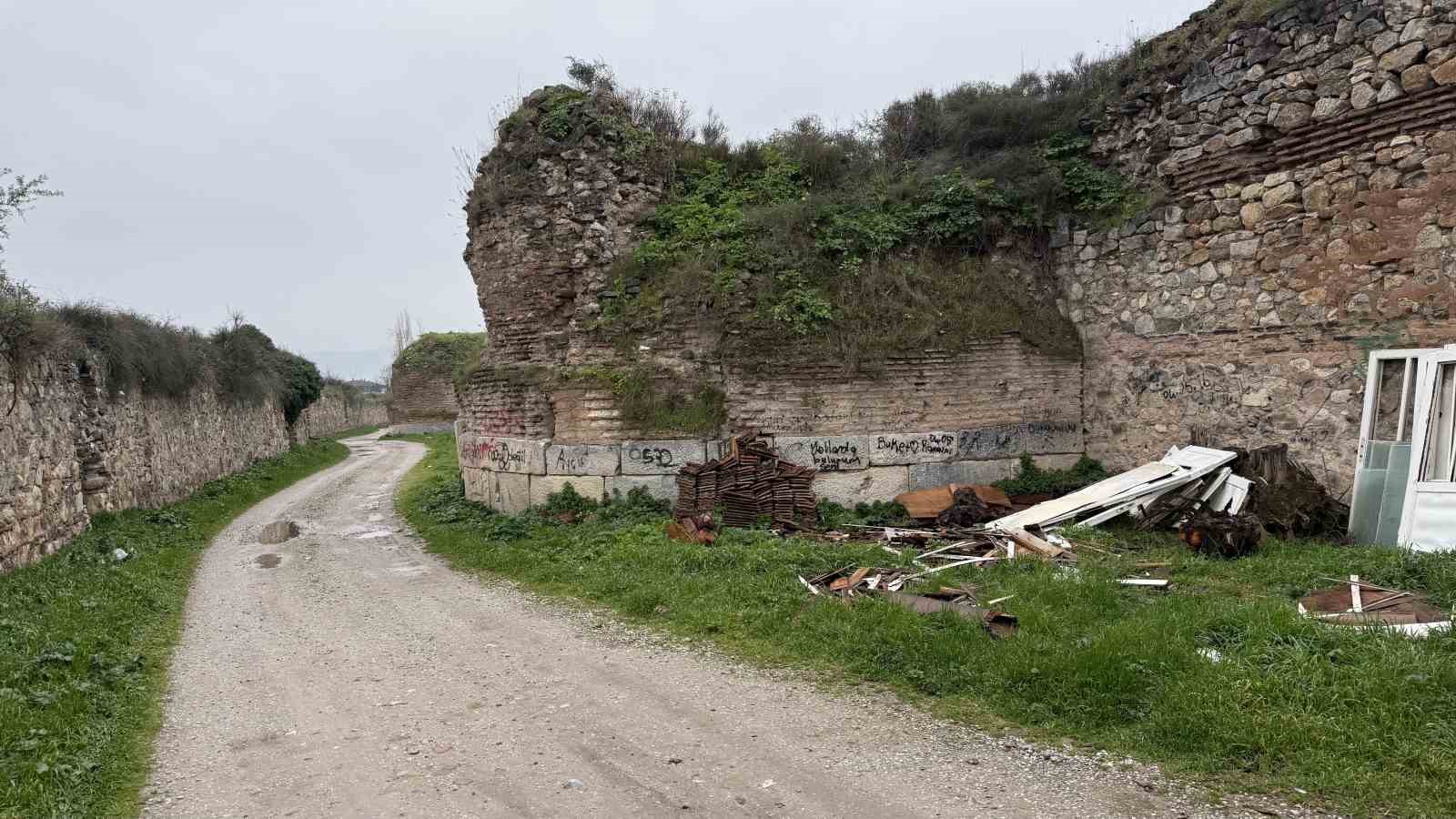 İznik’te 2 bin yıllık surlara sprey boya ile yazılan yazılar tepki çekti