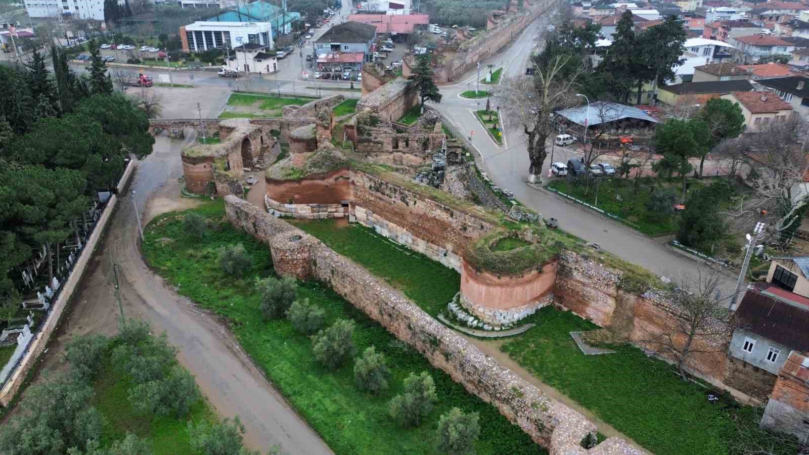 İznik&rsquo;te 2 bin yıllık surlara sprey boya ile yazılan yazılar tepki &ccedil;ekti
