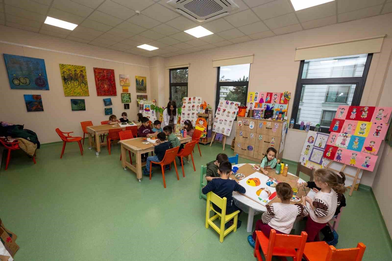 &Ccedil;ocuk kamp&uuml;s&uuml;nde &ccedil;ocuklar hem eğleniyor, hem de &ouml;ğreniyor
