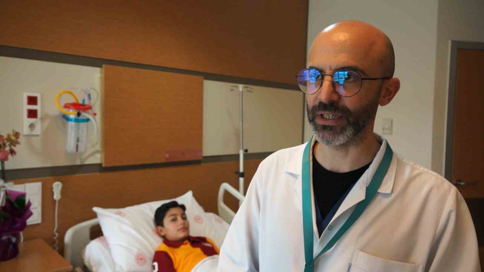 Beyin kanaması ge&ccedil;iren &ccedil;ocuk ameliyatsız tedavi ile hayata tutundu
