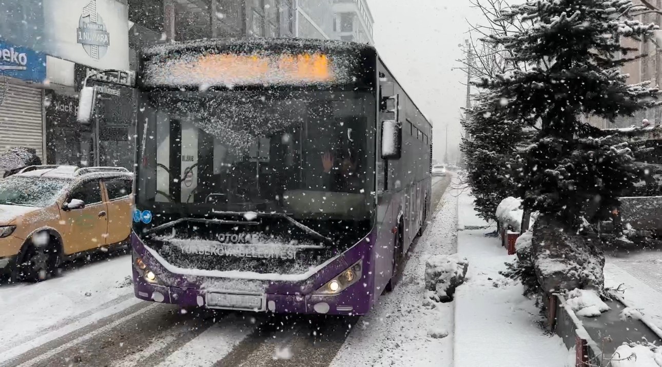 Y&uuml;ksekova&rsquo;da yoğun kar yağışı
