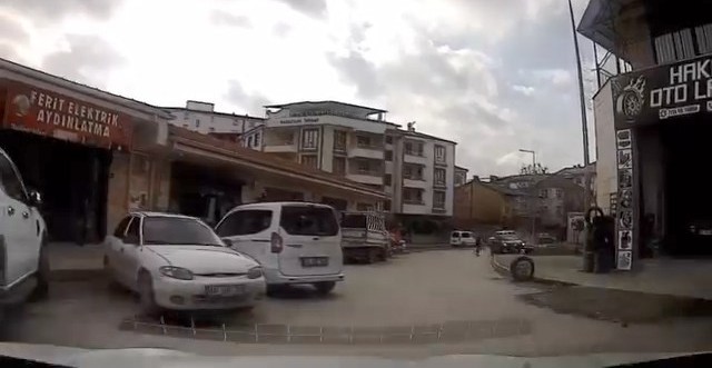 Elazığ&rsquo;da kaza ucuz atlatıldı: Saniyelerle &ouml;l&uuml;mden d&ouml;nd&uuml;
