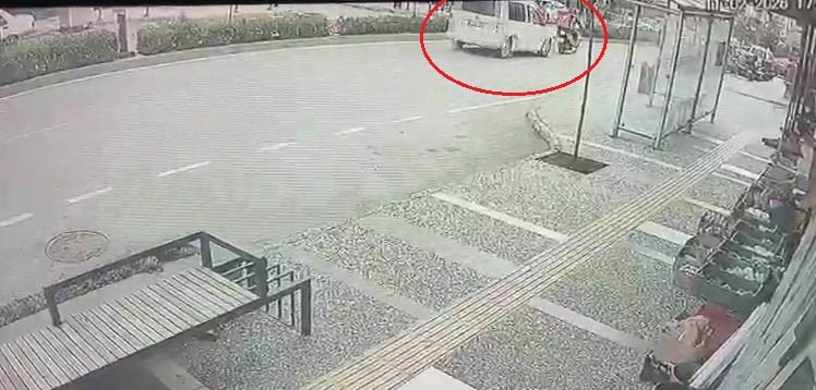 Yayalara yol veren motosiklete otomobilin çarptığı anlar kamerada: 1 yaralı