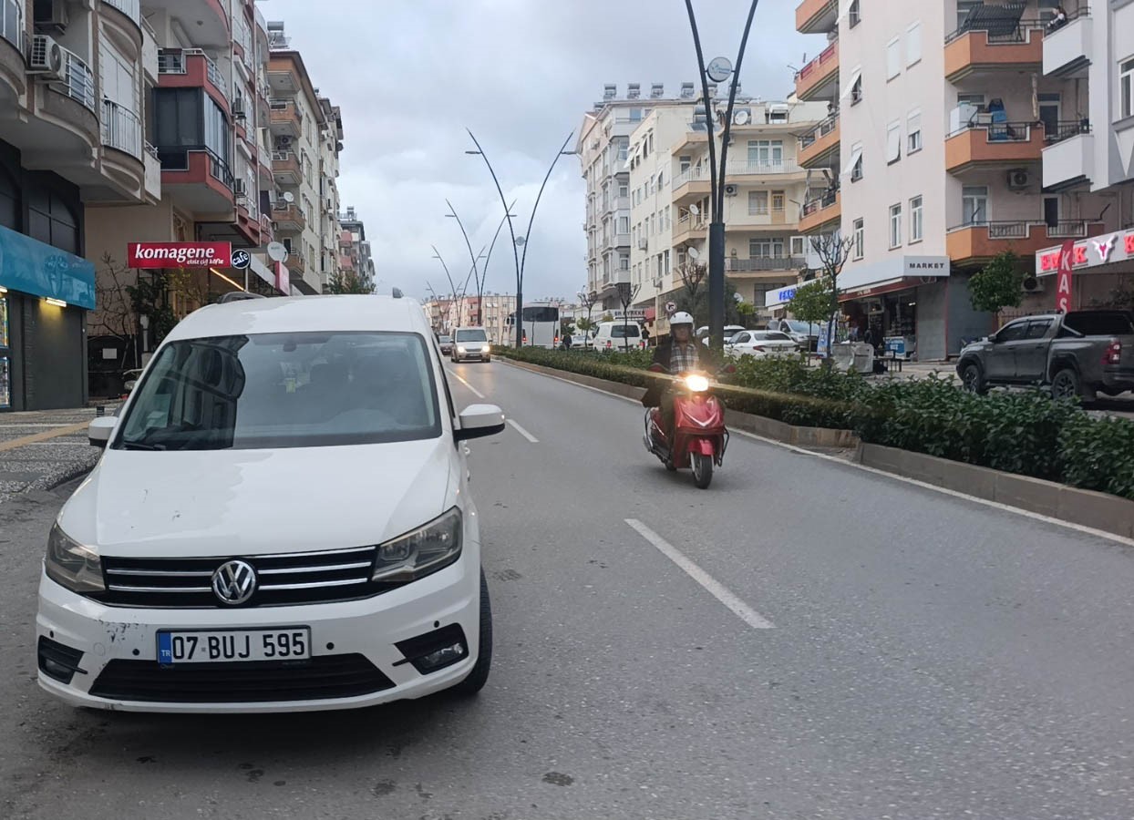 Yayalara yol veren motosiklete otomobilin &ccedil;arptığı anlar kamerada: 1 yaralı

