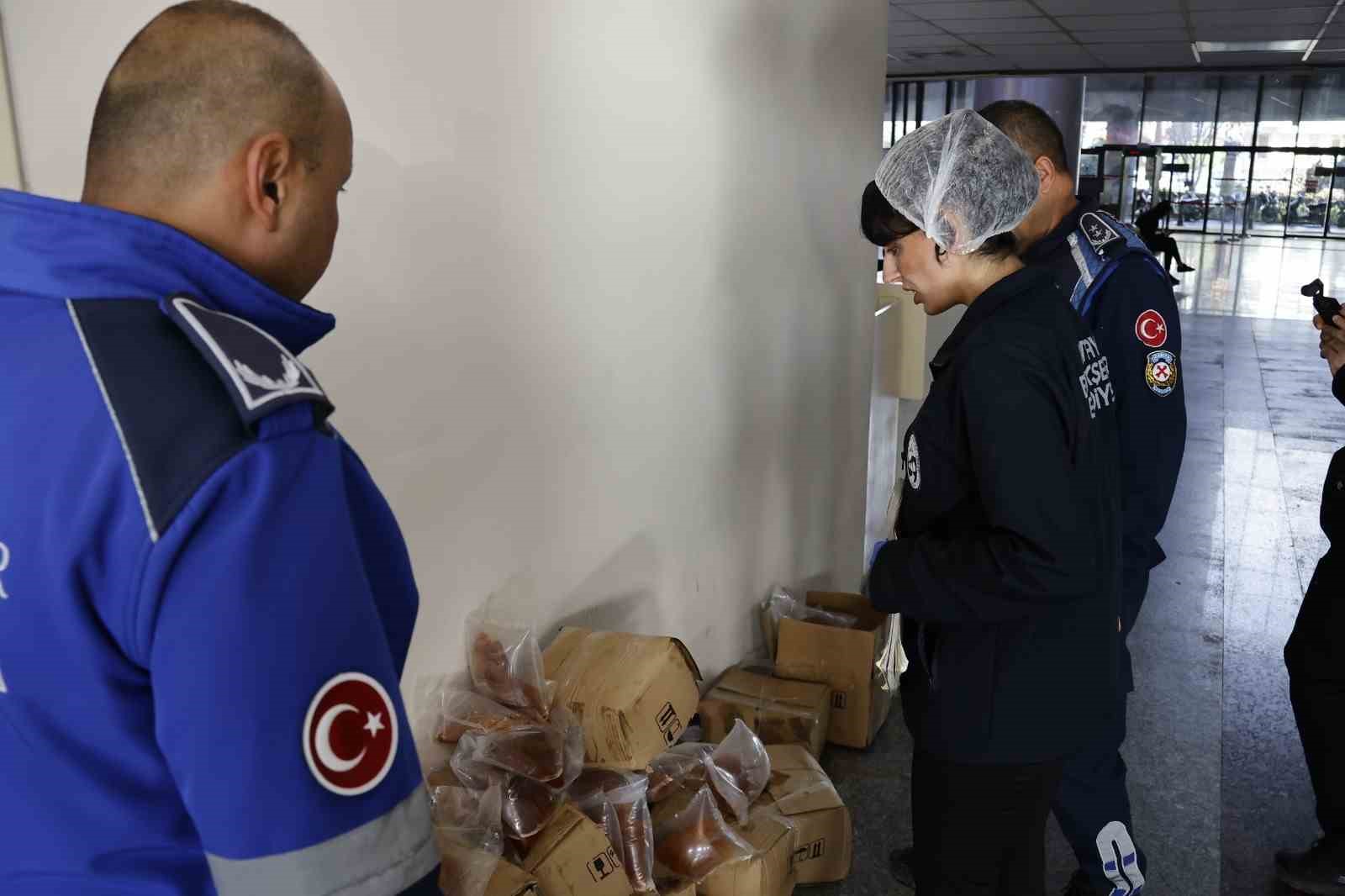 Menşei belirsiz 100 kilogramlık kabak tatlısı imha edildi
