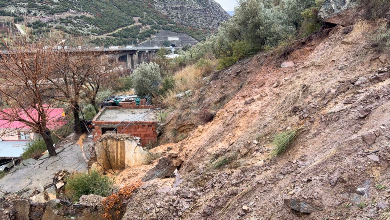Osmaniye&rsquo;de yağış sonrası toprak kaydı: 5 ev boşaltıldı
