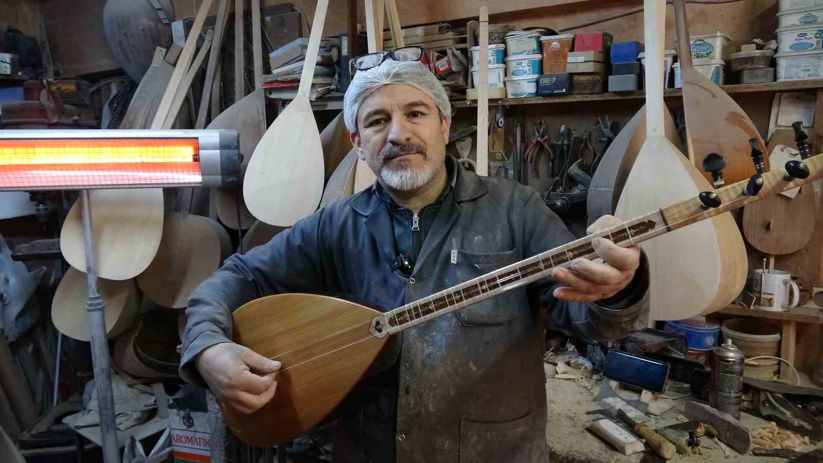 Baba yadigarı at&ouml;lyede 35 yıldır bağlama &uuml;retiyor
