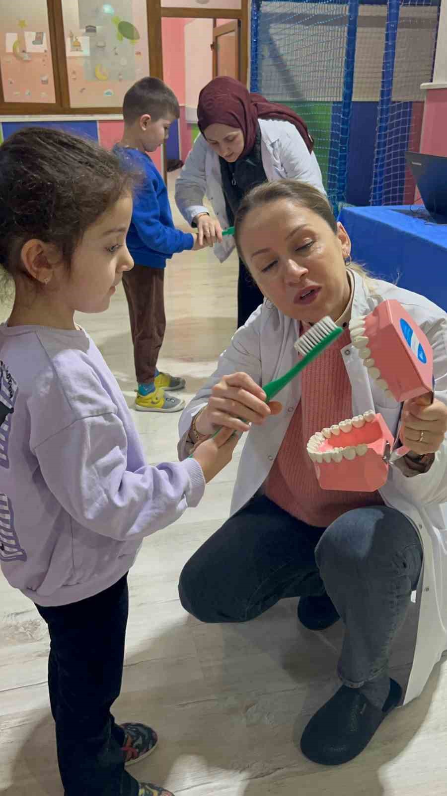 Minilere ağız ve diş sağlığı eğitimi
