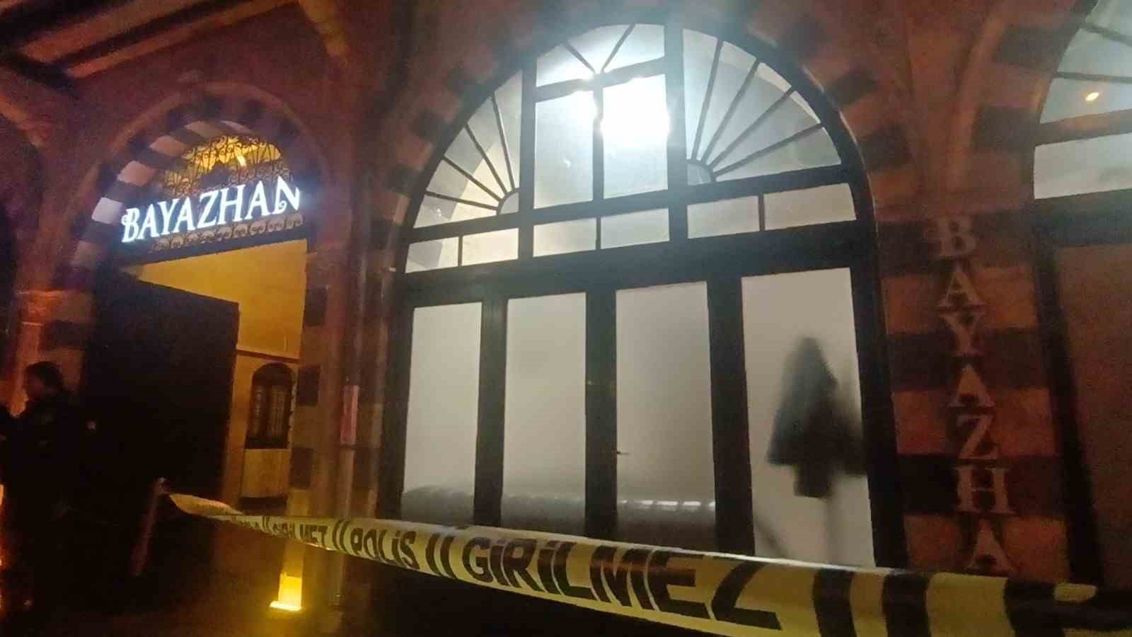 Gaziantep&rsquo;te l&uuml;ks restorana saldırı anı kameraya yansıdı
