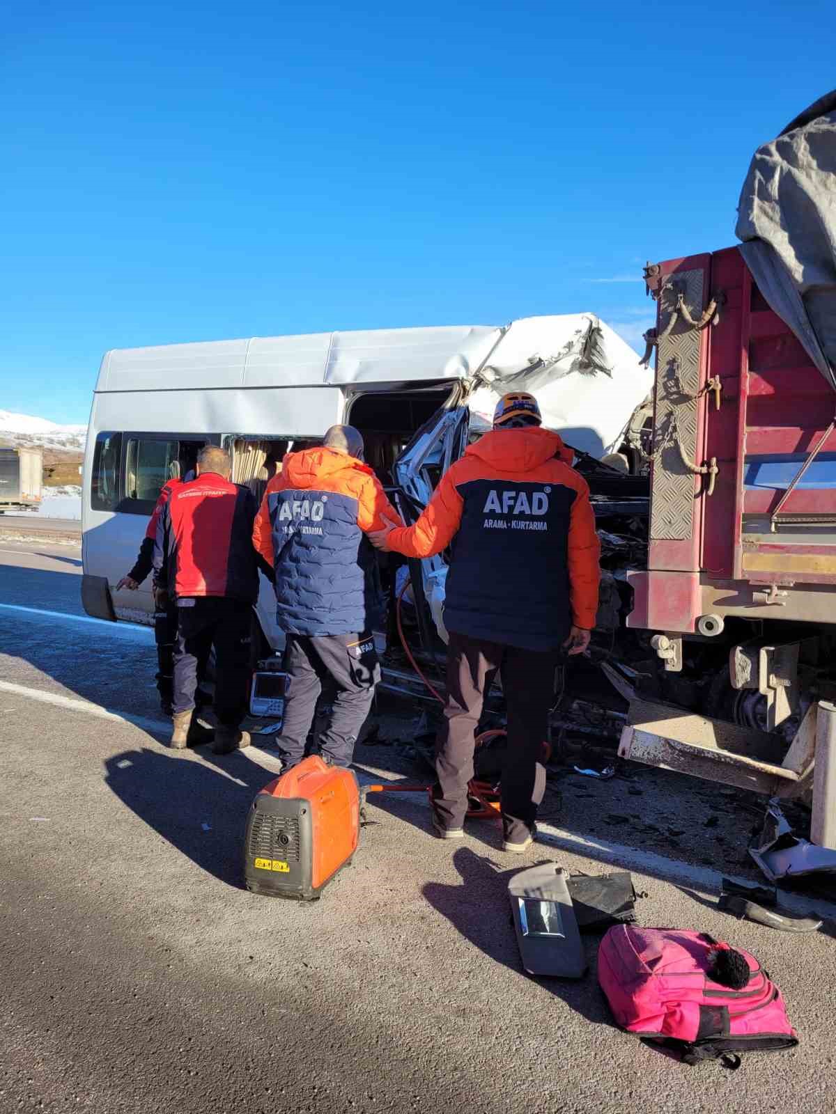 &Ouml;ğrenci servisi tıra &ccedil;arptı: 1 &ouml;l&uuml;, 7 yaralı
