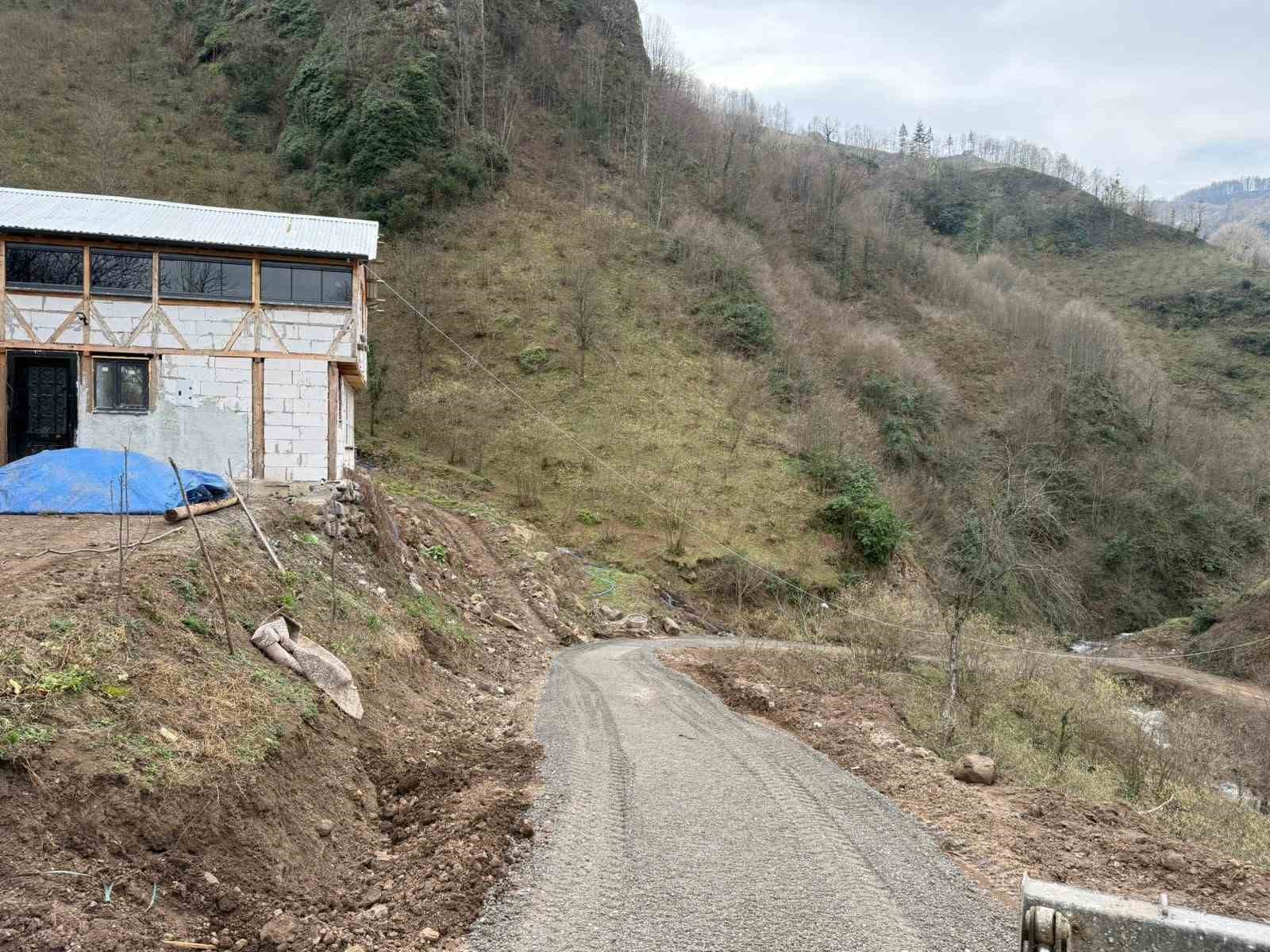 G&ouml;lyaka&rsquo;da k&ouml;y yolları yenilendi
