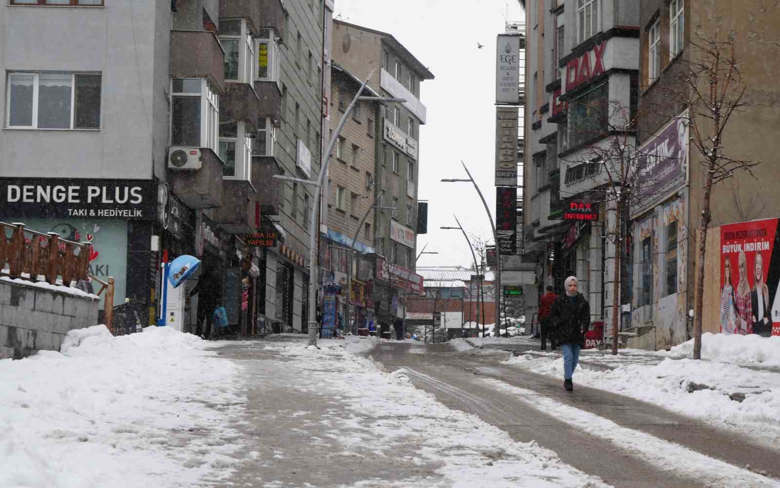 Erzurum&rsquo;da 84 k&ouml;y yolu kardan ulaşıma kapandı

