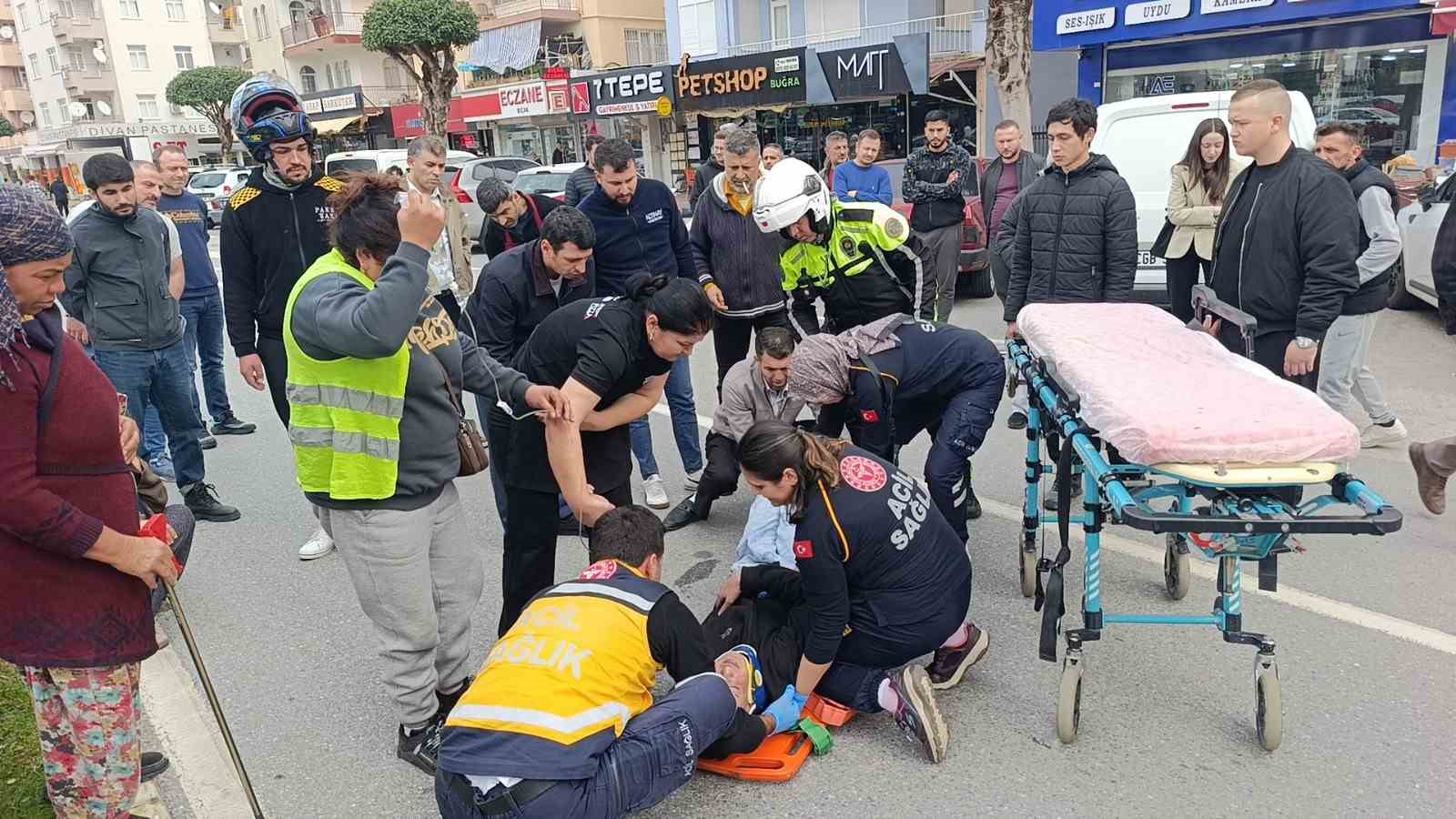 Geri manevra yapan kamyonete &ccedil;arpan motosikletteki 2 kişi yaralandı
