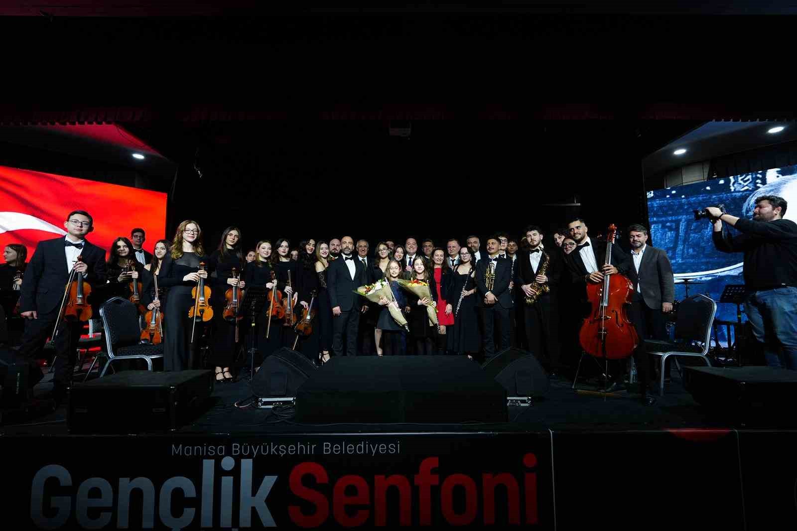 Manisa&rsquo;da Gen&ccedil;lik Senfoni Orkestrası ilk konserinde b&uuml;y&uuml;ledi
