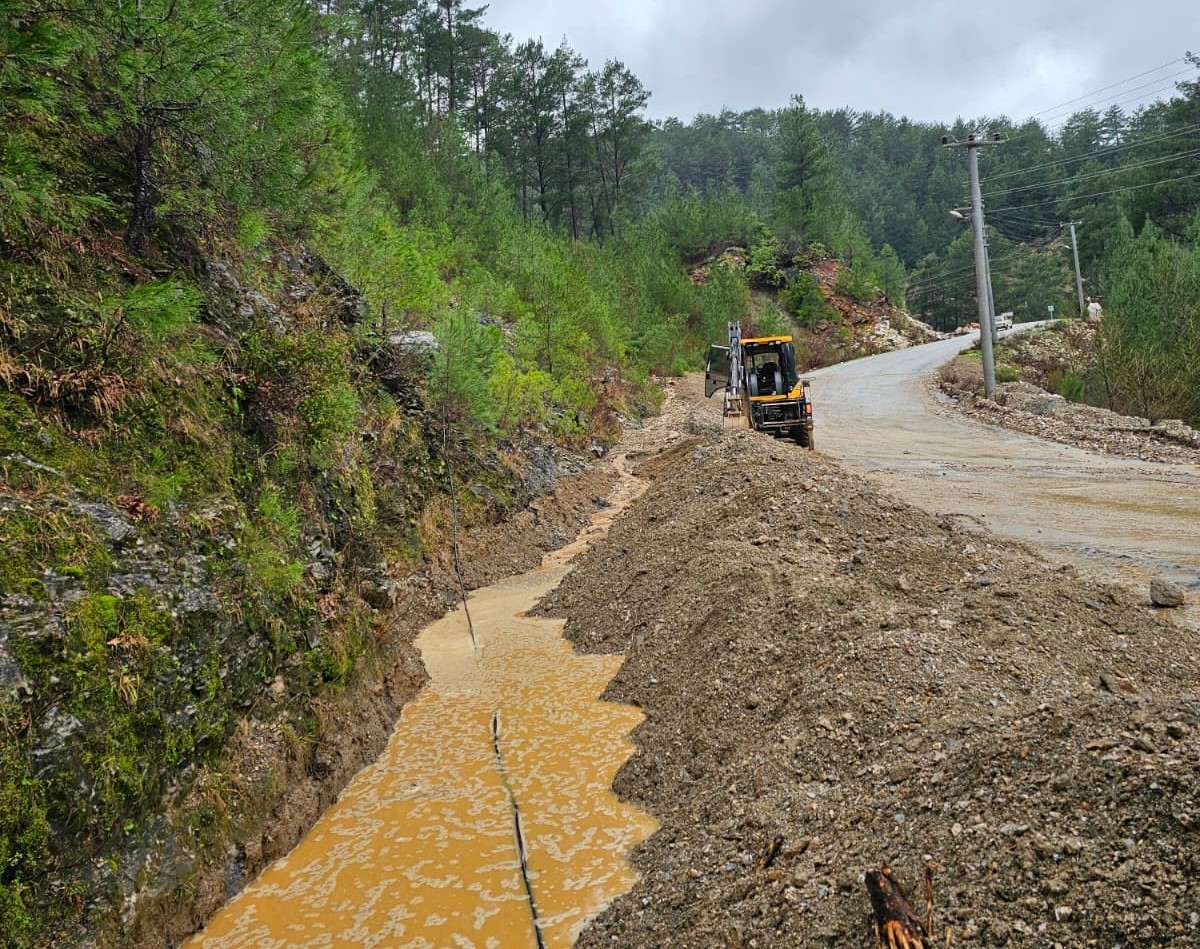 Alanya&rsquo;da tıkanan menfezler B&uuml;y&uuml;kşehir ekiplerince a&ccedil;ıldı
