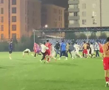 Maçın bitiş düdüğüyle futbolcular birbirine girdi