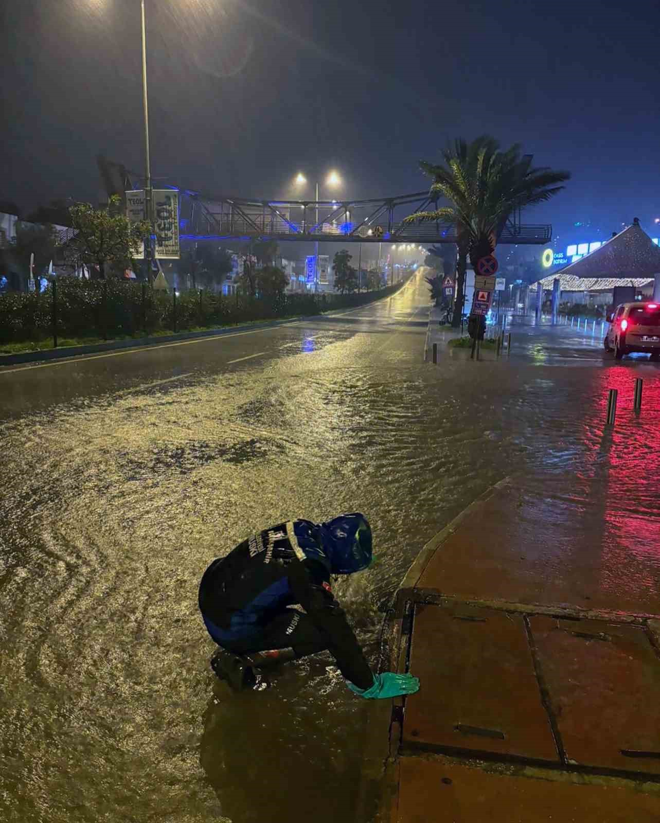 MUSKİ ekipleri gece boyunca tıkanan mazgalları açtı