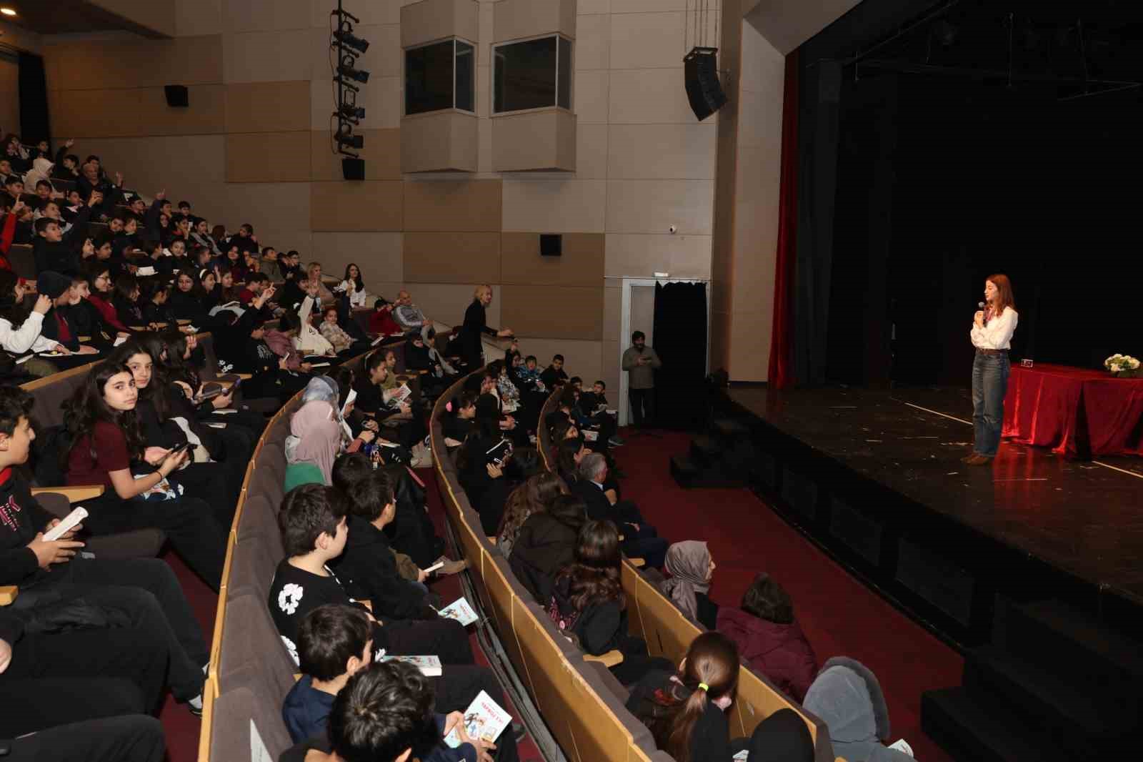 Nilüferli öğrenciler yazar Melis Sena Yılmaz ile buluştu